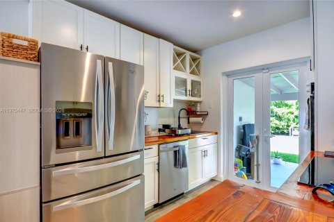 House in Miami, Florida 4 bedrooms, 89.19 sq.m. № 2041460 - photo 13