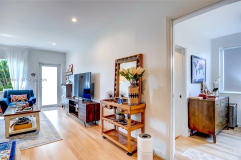 House in Miami, Florida 4 bedrooms, 89.19 sq.m. № 2041460 - photo 11