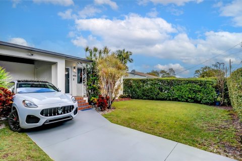 House in Miami, Florida 4 bedrooms, 89.19 sq.m. № 2041460