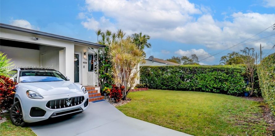 House in Miami, Florida 4 bedrooms, 89.19 sq.m. № 2041460