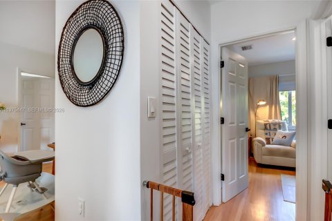 House in Miami, Florida 4 bedrooms, 89.19 sq.m. № 2041460 - photo 27