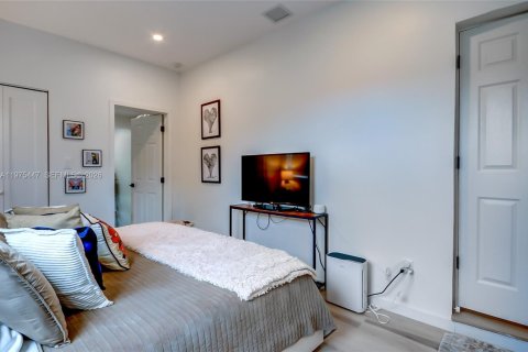 House in Miami, Florida 4 bedrooms, 89.19 sq.m. № 2041460 - photo 22