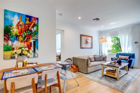 House in Miami, Florida 4 bedrooms, 89.19 sq.m. № 2041460 - photo 12