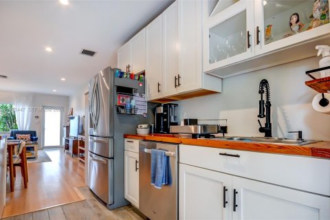 House in Miami, Florida 4 bedrooms, 89.19 sq.m. № 2041460 - photo 16