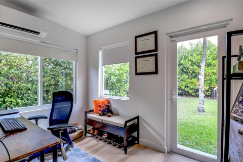 House in Miami, Florida 4 bedrooms, 89.19 sq.m. № 2041460 - photo 26