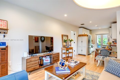 House in Miami, Florida 4 bedrooms, 89.19 sq.m. № 2041460 - photo 10