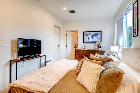 House in Miami, Florida 4 bedrooms, 89.19 sq.m. № 2041460 - photo 21