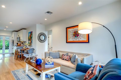 House in Miami, Florida 4 bedrooms, 89.19 sq.m. № 2041460 - photo 8