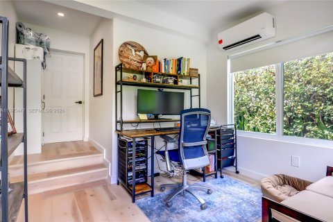 House in Miami, Florida 4 bedrooms, 89.19 sq.m. № 2041460 - photo 25