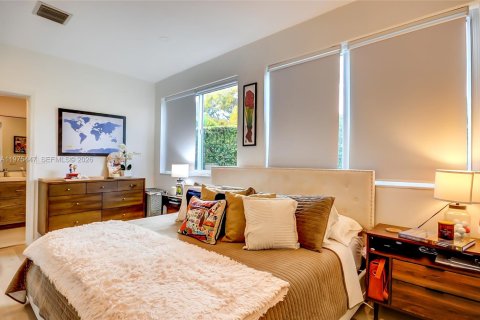 House in Miami, Florida 4 bedrooms, 89.19 sq.m. № 2041460 - photo 20