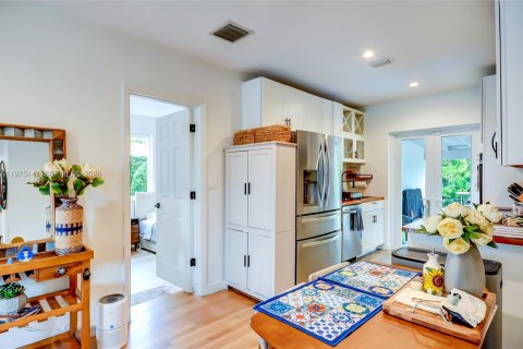 House in Miami, Florida 4 bedrooms, 89.19 sq.m. № 2041460 - photo 18