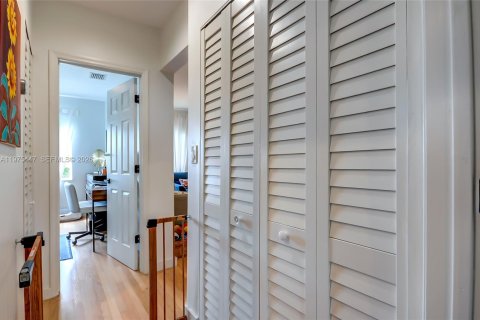 House in Miami, Florida 4 bedrooms, 89.19 sq.m. № 2041460 - photo 28