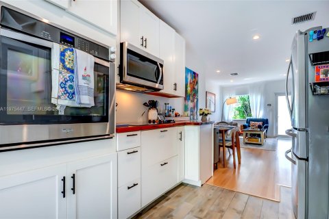 House in Miami, Florida 4 bedrooms, 89.19 sq.m. № 2041460 - photo 15