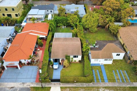 House in Miami, Florida 4 bedrooms, 89.19 sq.m. № 2041460 - photo 6