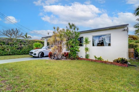 House in Miami, Florida 4 bedrooms, 89.19 sq.m. № 2041460 - photo 2