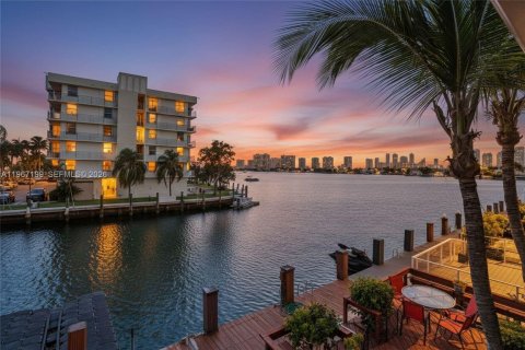 Adosado en venta en North Miami Beach, Florida, 3 dormitorios, 147.71 m2 № 2029803 - foto 3
