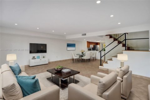 Adosado en venta en North Miami Beach, Florida, 3 dormitorios, 147.71 m2 № 2029803 - foto 4
