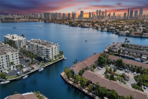 Adosado en venta en North Miami Beach, Florida, 3 dormitorios, 147.71 m2 № 2029803 - foto 5