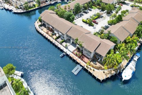 Adosado en venta en North Miami Beach, Florida, 3 dormitorios, 147.71 m2 № 2029803 - foto 19