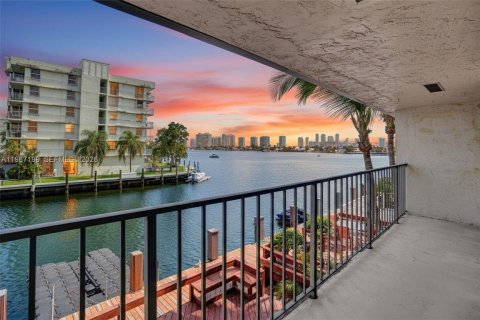 Adosado en North Miami Beach, Florida 3 dormitorios, 147.71 m2 № 2029803