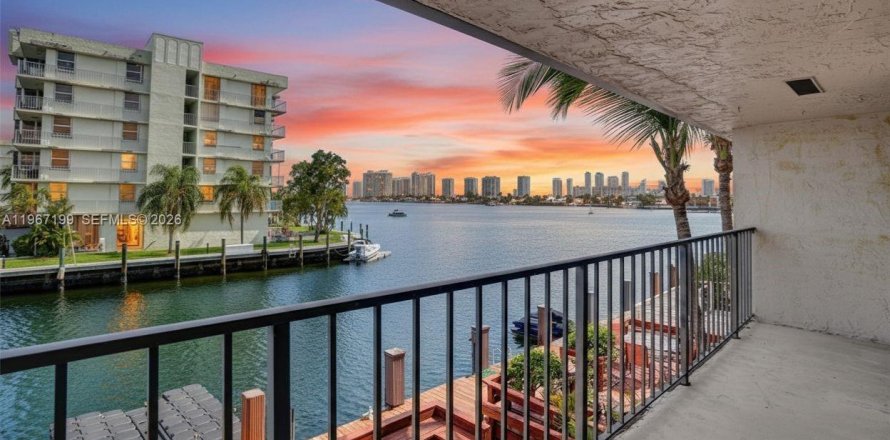 Adosado en North Miami Beach, Florida 3 dormitorios, 147.71 m2 № 2029803