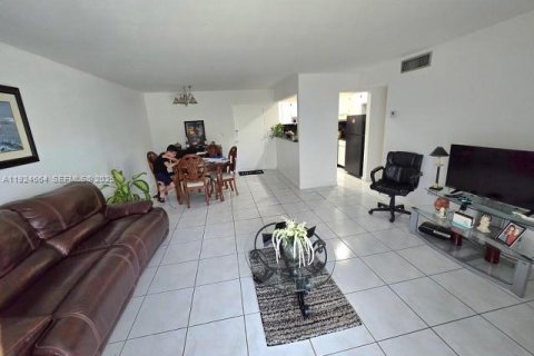 Купить кондоминиум в Майами, Флорида 2 спальни, 88.63м2, № 1982978 - фото 12