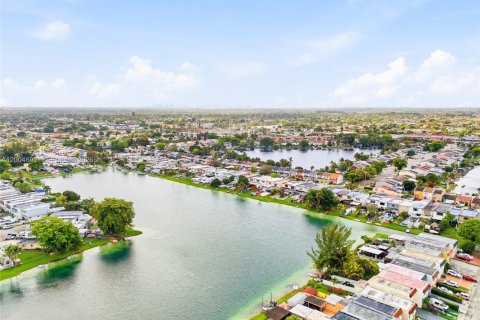 Townhouse in Hialeah, Florida 3 bedrooms, 164.34 sq.m. № 2076461 - photo 27