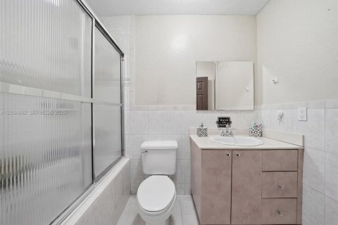 Townhouse in Hialeah, Florida 3 bedrooms, 164.34 sq.m. № 2076461 - photo 17