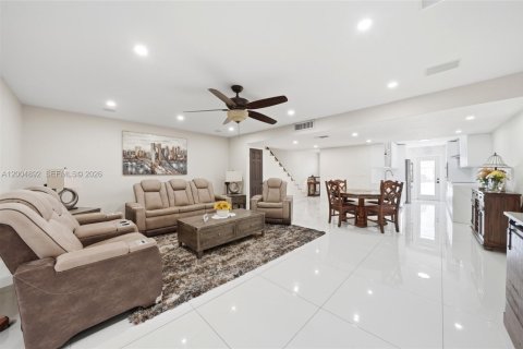 Townhouse in Hialeah, Florida 3 bedrooms, 164.34 sq.m. № 2076461 - photo 4