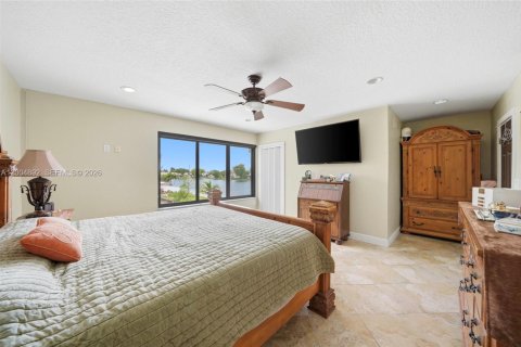 Townhouse in Hialeah, Florida 3 bedrooms, 164.34 sq.m. № 2076461 - photo 12