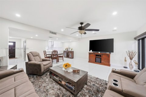 Townhouse in Hialeah, Florida 3 bedrooms, 164.34 sq.m. № 2076461