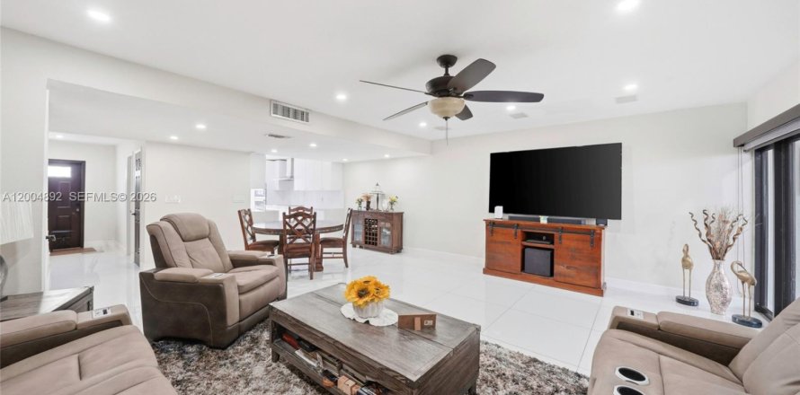 Townhouse in Hialeah, Florida 3 bedrooms, 164.34 sq.m. № 2076461