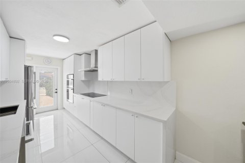 Townhouse in Hialeah, Florida 3 bedrooms, 164.34 sq.m. № 2076461 - photo 8