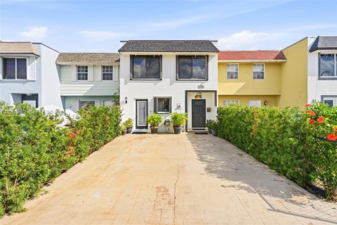 Townhouse in Hialeah, Florida 3 bedrooms, 164.34 sq.m. № 2076461 - photo 28