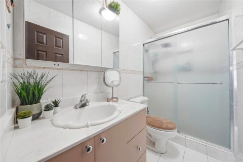 Townhouse in Hialeah, Florida 3 bedrooms, 164.34 sq.m. № 2076461 - photo 15