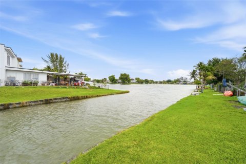 Townhouse in Hialeah, Florida 3 bedrooms, 164.34 sq.m. № 2076461 - photo 25