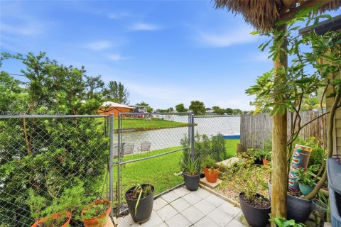Townhouse in Hialeah, Florida 3 bedrooms, 164.34 sq.m. № 2076461 - photo 24