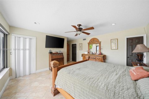 Townhouse in Hialeah, Florida 3 bedrooms, 164.34 sq.m. № 2076461 - photo 11