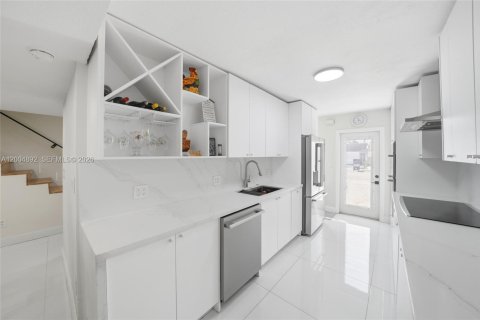 Townhouse in Hialeah, Florida 3 bedrooms, 164.34 sq.m. № 2076461 - photo 6
