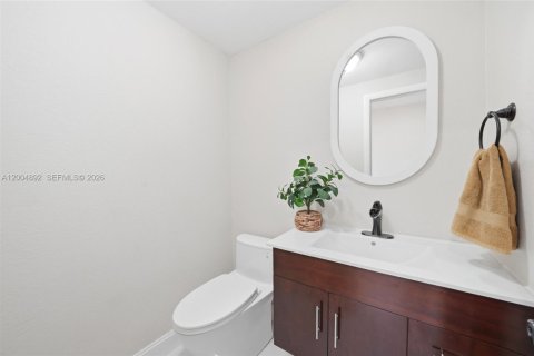 Townhouse in Hialeah, Florida 3 bedrooms, 164.34 sq.m. № 2076461 - photo 9
