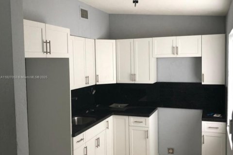 House in Miami, Florida 3 bedrooms, 88.26 sq.m. № 1797595 - photo 1