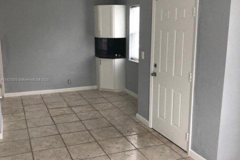 House in Miami, Florida 3 bedrooms, 88.26 sq.m. № 1797595 - photo 2