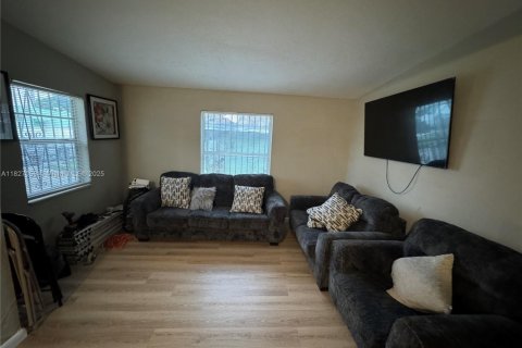 House in Miami, Florida 3 bedrooms, 88.26 sq.m. № 1797595 - photo 13
