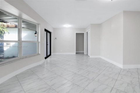 Villa ou maison à louer à Hollywood, Floride: 3 chambres, 174.56 m2 № 2046016 - photo 8