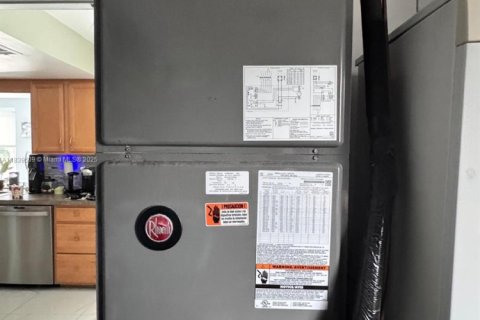 House in Sunrise, Florida 3 bedrooms, 143.81 sq.m. № 1937109 - photo 30