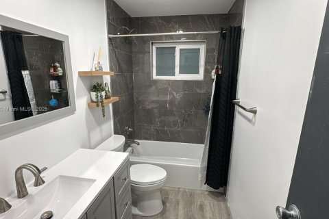 House in Sunrise, Florida 3 bedrooms, 143.81 sq.m. № 1937109 - photo 16