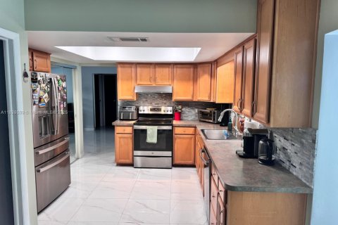 House in Sunrise, Florida 3 bedrooms, 143.81 sq.m. № 1937109 - photo 7