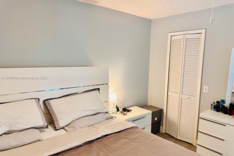 House in Sunrise, Florida 3 bedrooms, 143.81 sq.m. № 1937109 - photo 15