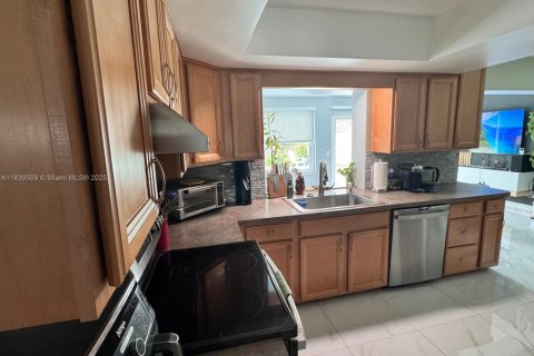 House in Sunrise, Florida 3 bedrooms, 143.81 sq.m. № 1937109 - photo 8