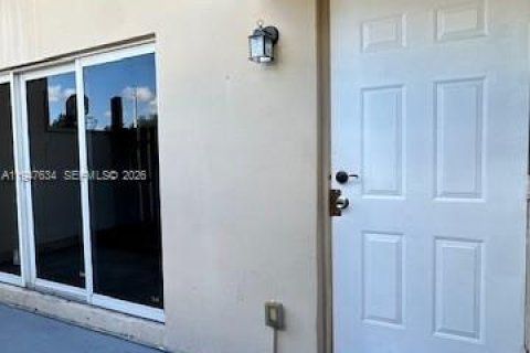 Снять в аренду квартиру в Норт-Лодердейл, Флорида 3 спальни, 141.21м2, № 2003758 - фото 2